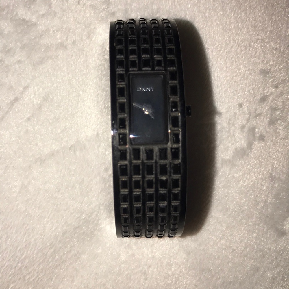 DKNY sleek & stylish watch with crystals